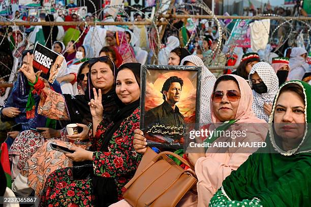 Supporter of PTI holding Imran Khan pictures